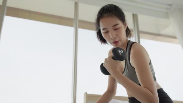 Een Aziatische Vrouw Tillen Een Halter Oefening Kamer — Stockvideo