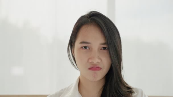 아름다운 아시아 여성들이 사진은 스러운 표정을 — 비디오