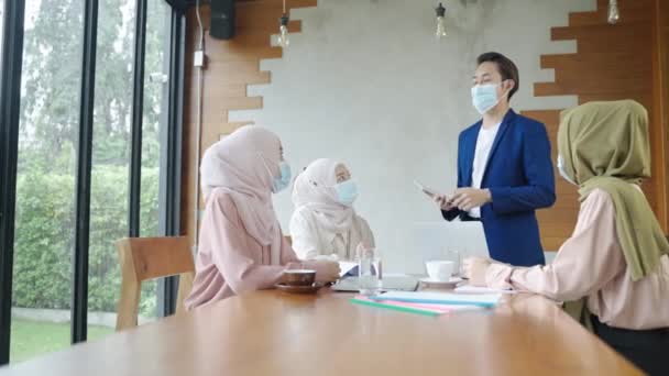 Business Meeting Islamists Wearing Mask Epidemic Covid Applauding Congratulations Supervisor — Stock Video