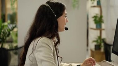 Çağrı merkezinin yanında, tele pazarlama, müşteri destek acentesi telefon görüşmesinde hizmet sunuyor, iş kadını kulaklık takıyor, uzaktan müşteri ya da iş arkadaşını desteklemek için ofiste çalışıyor..