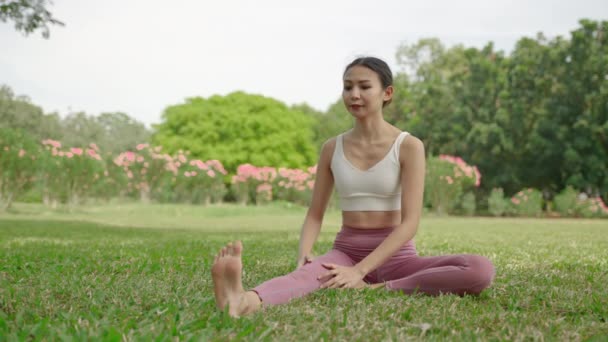 Młoda Azjatka Siedziała Jodze Ogrodzie Była Zrelaksowana Cieszyła Się Treningiem — Wideo stockowe