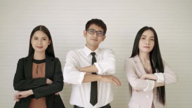 İş ekibi kollarını kavuşturarak güvenle ayakta durdu.