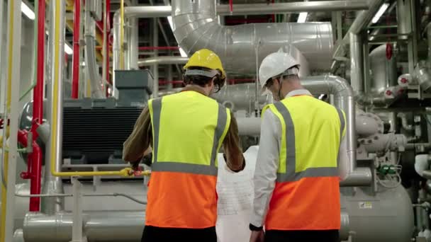 Μηχανικός Και Φόρμαν Συζητούν Σχέδιο Του Εργοστασίου Στο Λεβητοστάσιο — Αρχείο Βίντεο