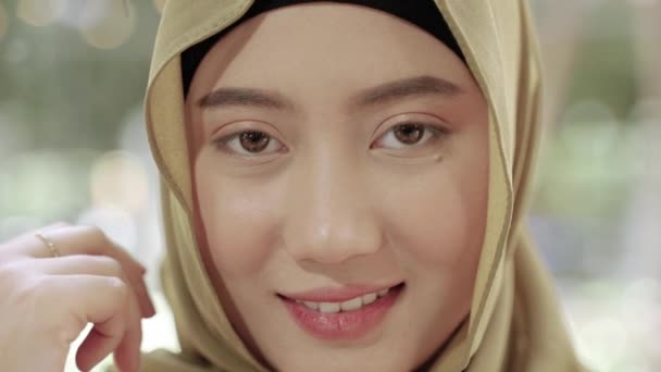 Close Gadis Muslim Cantik Tersenyum Dalam Jilbab — Stok Video