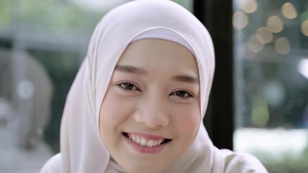 Nahaufnahme Schönes Muslimisches Mädchen Das Hijab Lächelt — Stockvideo