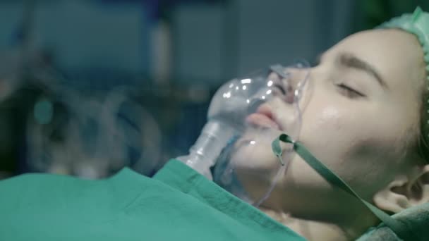 Κοντινό Πλάνο Ένας Ασθενής Ένα Χειρουργείο Που Χρησιμοποιεί Μάσκα Οξυγόνου — Αρχείο Βίντεο