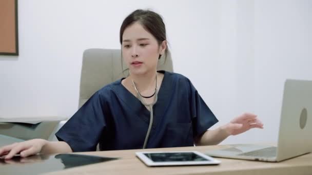 Young Asian Doctor Walks Office She Stressed Out Being Surgeon — Αρχείο Βίντεο