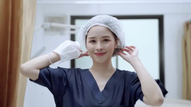 Wanita Cantik Sebuah Klinik Kecantikan Berdiri Tersenyum — Stok Video