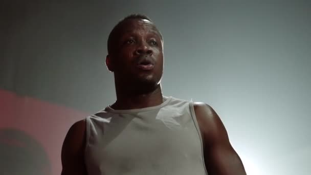아프리카 미국인 선수들은 체육관에서 훈련을 기진맥진해 있습니다 — 비디오
