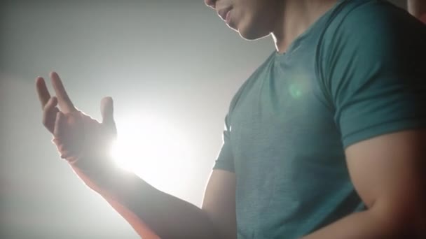 Boxeur Asiatique Enveloppe Main Avant Porter Ses Gants Pour Pratiquer — Video