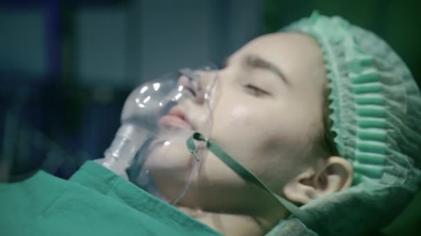 Close Patient Operating Room Who Using Oxygen Mask Help Them — Stock Video