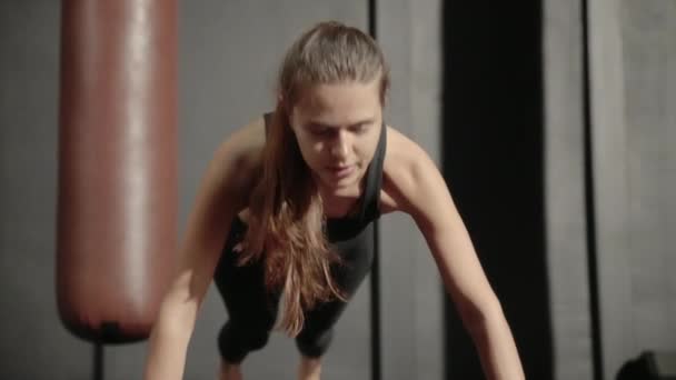 Sportovkyně Dělá Push Cvičení Vnitřní Fyzické Zdatnosti Cross Cvičení — Stock video