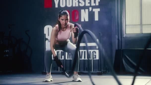 Bela Asiática Atleta Balançando Uma Corda Para Fortalecer Seus Músculos — Vídeo de Stock