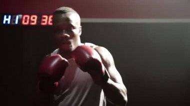 Afro-Amerikan boksörler spor salonunda oyun oynuyorlar.