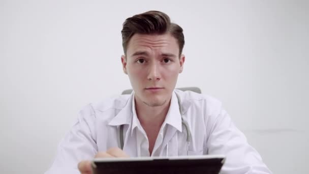 Лікар Проводить Онлайн Консультацію Своїм Пацієнтам — стокове відео