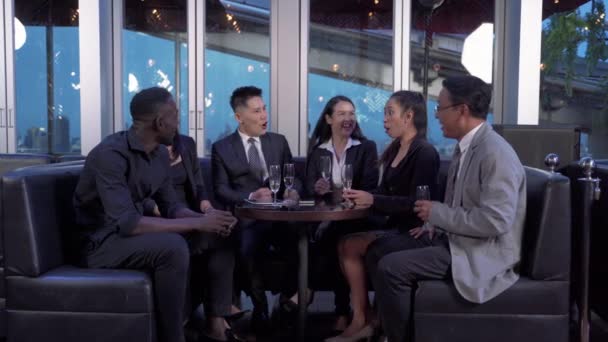 Das Business Team Feiert Das Erreichen Der Ziele Der Lounge — Stockvideo