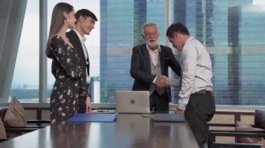 Yaşlanan CEO, şirket çalışanlarıyla beyin fırtınası sırasında bizzat görüşüyor..