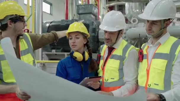 Mühendis Foreman Penilik Çerçeve Görüntüsü Fabrika Kazan Dairesinin Planının Planlarını — Stok video