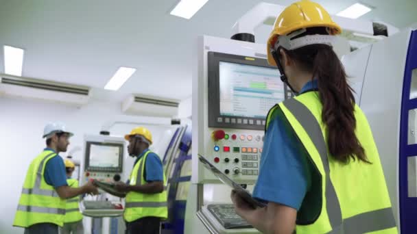 工厂工程师巡视工厂中控制机器控制面板的工人 制造零配件 — 图库视频影像