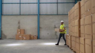 Depoda kutu taşıyan işçiler, dağıtım konsepti