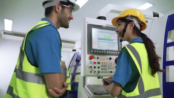 Makine Kontrol Panelini Kontrol Eden Işçileri Kontrol Eden Fabrika Mühendisleri — Stok video
