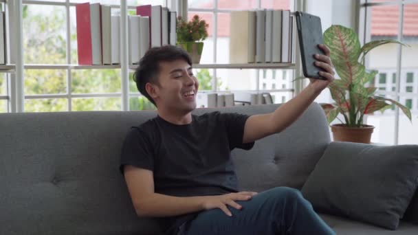 Genç Asyalı Adam Sosyal Medyayı Kullanıyor Odasındaki Arkadaşlarıyla Sohbet Etmek — Stok video