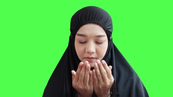 Frame Frame Rate Footage Dari Wanita Muslim Muda Berdoa Untuk — Stok Video