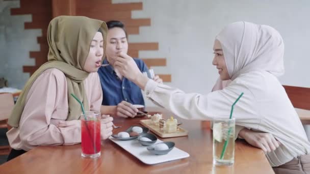 Frame Rate Cuplikan Meja Makanan Penutup Teman Bertemu Muslim Setelah — Stok Video