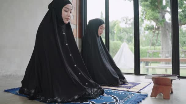 Wanita Muda Muslim Sedang Berdoa Untuk Berkat Allah — Stok Video