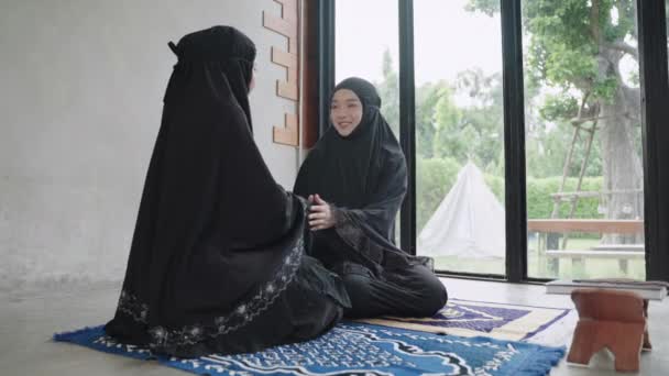 用50磅的帧率拍摄年轻的穆斯林妇女为真主的祝福祈祷的镜头 — 图库视频影像