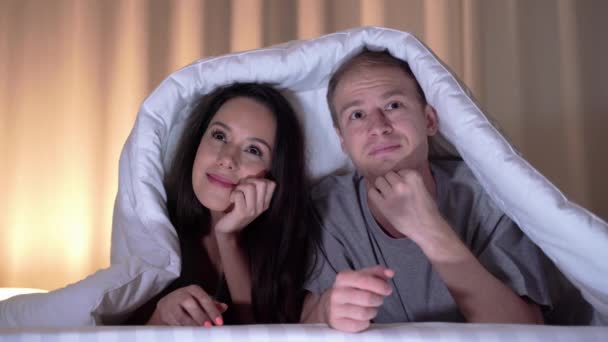 Paare Liegen Und Gucken Serien Unserem Bett Paare Lachen Fröhlich — Stockvideo