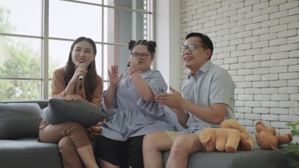 Autentisk Lykkelig Familie Med Teenage Pige Ned Syndrom Der Drille – Stock-video