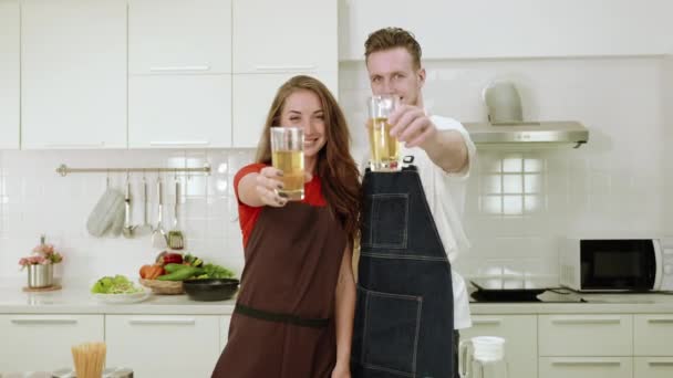 Filmmaterial Von Paaren Die Einander Beim Kochen Und Trinken Von — Stockvideo