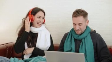 Kadının 50 penilik görüntüsü, kocasıyla alay ediyor. Kanepede dizüstü bilgisayarla çalışıyor..