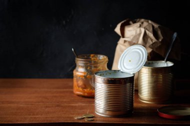 İçinde yiyecek bir şey olmayan boş bir teneke kutu, bir çatal, bir bıçak ve boş bir kağıt torba. Yiyeceğim bitti..