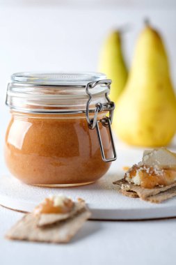 Kremalı armut reçeli, tost. Peynir Beyazı arkaplanı