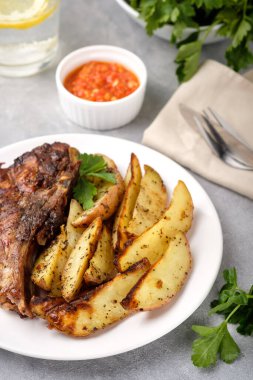 Fırında patates ve sarımsak.