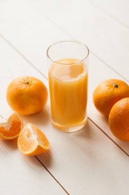 % 100 oranında portakal suyu, hamurlu ve dilimlenmiş meyve suyu beyaz arka planda izole edilir. Portakal suyunu çıkarmak, içmek, yemek ve sağlıklı olmak için kesilir..