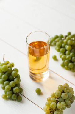 Bir demet yeşil üzüm ve meyve suyu, sürahi