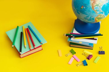 Okul malzemeleriyle çekilmiş düz bir fotoğraf. Okul konseptine geri dönelim. Konular yazılıyor.