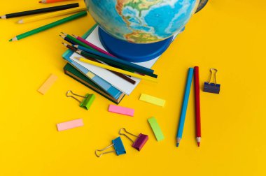 Okul malzemeleriyle çekilmiş düz bir fotoğraf. Okul konseptine geri dönelim. Konular yazılıyor.
