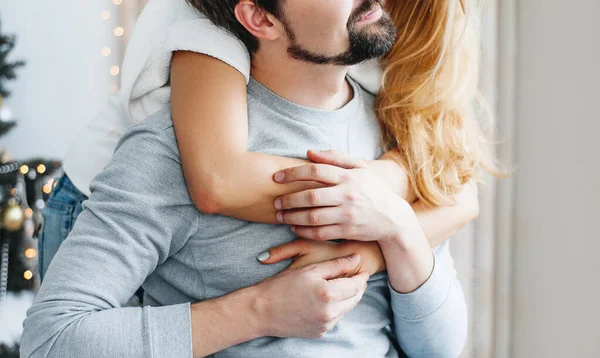 Jong Liefdevol Koppel Zittend Pier Bij Een Bevroren Meer Close — Stockfoto