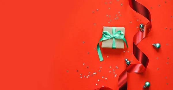 Hediye. Kopyalama alanı ile yukarıdan görüntüle. Kırmızı arkaplanda en üstteki görünüm.