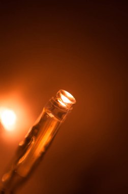 Beyaz arka planda dağınık Noel ışıkları. Neşeli ruh hali, ışıklar ve ışık bulanık arkaplan