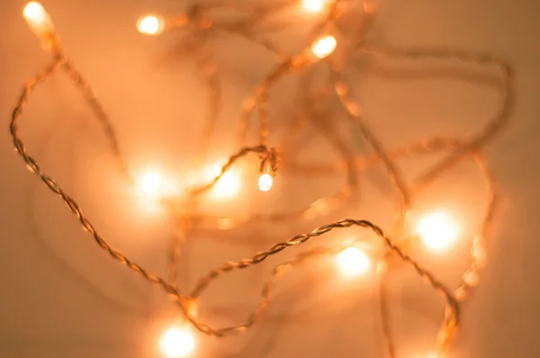 Beyaz arka planda dağınık Noel ışıkları. Neşeli ruh hali, ışıklar ve ışık bulanık arkaplan