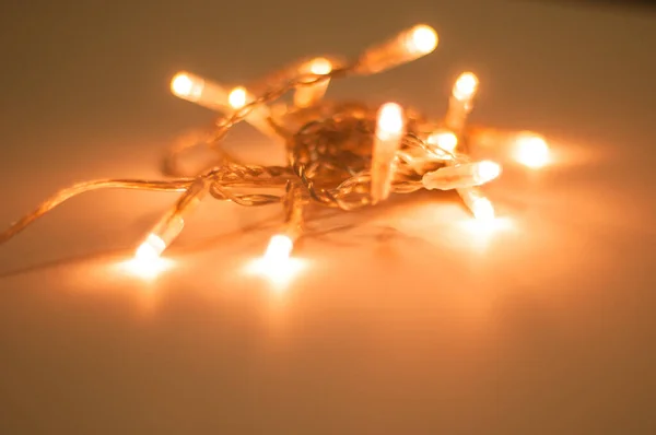 Rommelige Kerstverlichting Witte Achtergrond Feestelijke Stemming Licht Wazige Achtergrond — Stockfoto