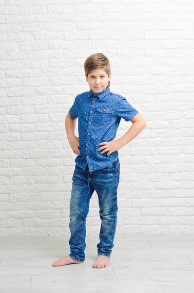 Симпатичный Стильный Мальчик Светлой Стены Европейский Мальчик Джинсах Голубой Рубашке — стоковое фото