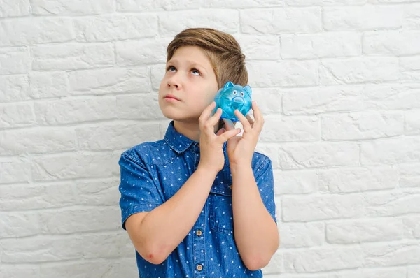 Мальчик Лет Голубой Рубашке Светлом Фоне Копилкой Свиньи — стоковое фото