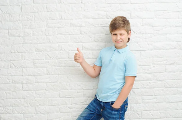 Портрет Красивого Маленького Мальчика Показывающего Большие Пальцы Белом Фоне — стоковое фото