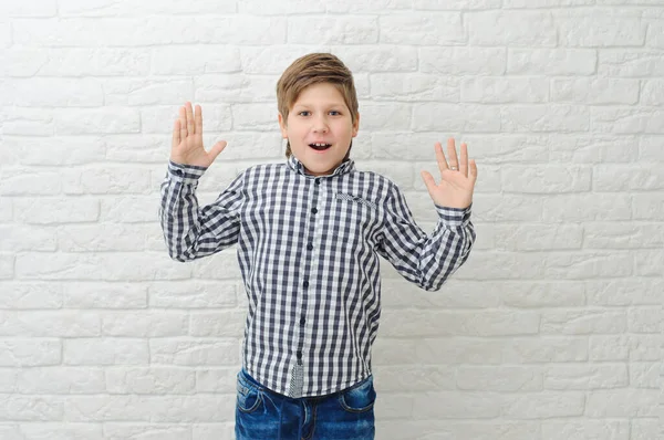Счастливый Мальчик Делающий Дерзкий Жест Руки Белом Студийном Фоне Смешной — стоковое фото
